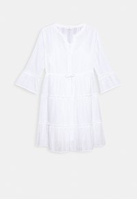 Robe blanche longueur genou avec des rayures verticales, manches cloche 3/4, jupe à volants, décolleté en V et petit lien à nouer à la taille devant.