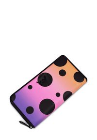 Černá peněženka na zip s gradientním pozadím v růžové a fialové barvě, která má velké černé puntíky a texturovaný detail loga.