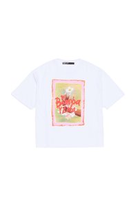 Camiseta de algodón blanca con un diseño recortado, que presenta un gráfico floral colorido y texto en rojo, rodeado de un borde rosa y naranja.