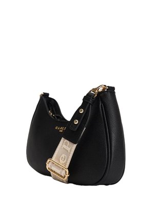 Piccola borsa a tracolla in pelle nera con ampia tracolla regolabile in tessuto beige e dettagli in metallo dorato.