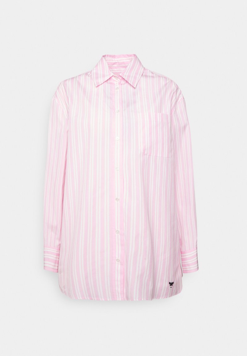 Chemise à manches longues boutonnée avec des rayures verticales roses et blanches, col pointu, poche poitrine et petit logo noir près de l'ourlet.