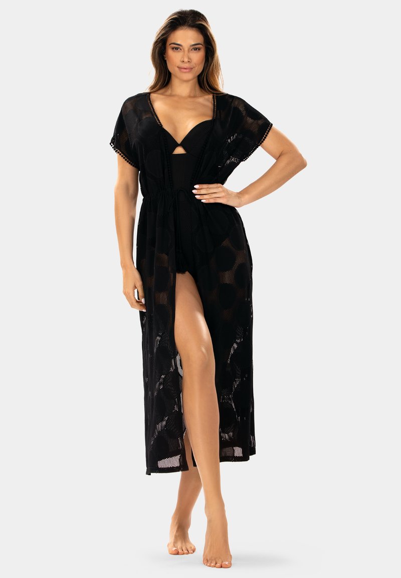 Czarny siatkowy kaftan z krótkimi, luźnymi rękawami, głębokim dekoltem w kształcie litery V i wiązaniem w talii. Posiada długi rozporek oraz okrągły wzór na tkaninie.