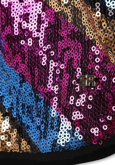 Multikleurige paillettenstof in een diagonaal patroon met roze, blauw, goud en zwarte tinten, met een klein zilveren logo-detail.