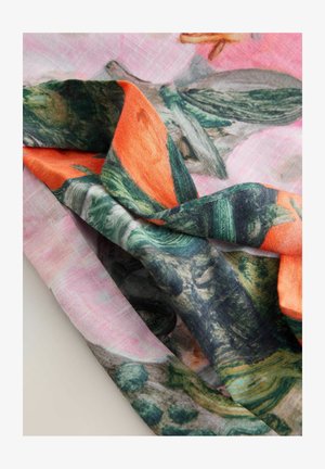 Farbenfroher Schal mit floralen Mustern in grünen, orange und pinken Farbtönen. Aus leichtem Stoff mit weicher Textur, der ein fließendes Design aufweist.