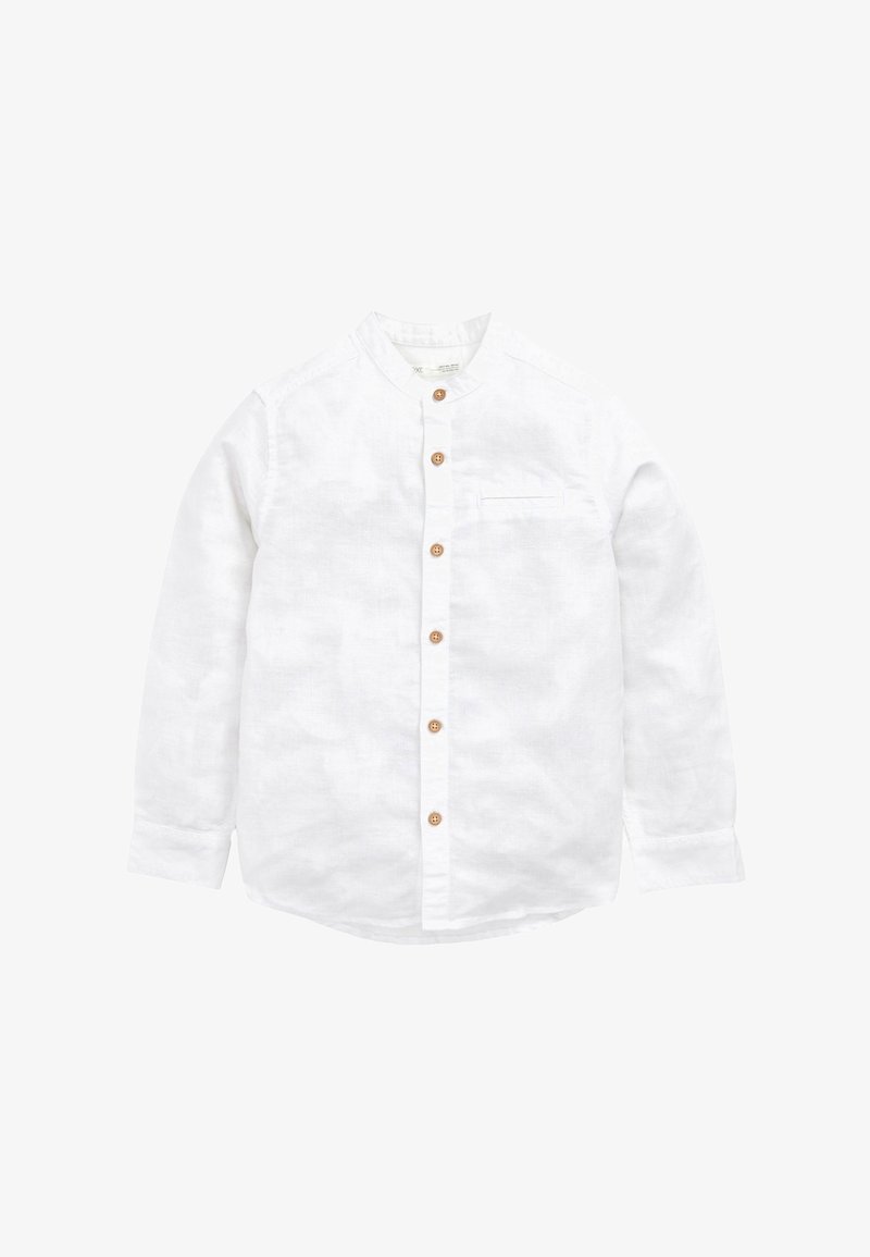 Chemise blanche à manches longues en lin avec boutons en bois, col mandarin et une seule poche poitrine sur un fond uni.