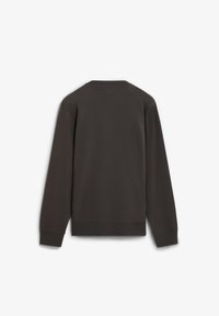 Sudadera marrón oscuro con cuello redondo, mangas largas y puños de canalé. Fabricada en una tela suave con textura lisa, no presenta patrones visibles.