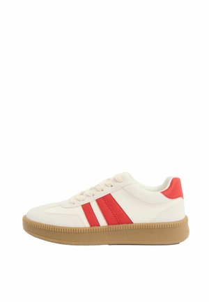 Zapatilla blanca con rayas rojas y detalle en el talón, suela texturizada beige y cierre con cordones, vista lateral sobre fondo blanco.