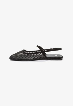 Sort mesh slingback flad med spids tå, der har et tekstureret mønster, justerbar rem og flad sål. Blødt fodseng i sort ruskind.