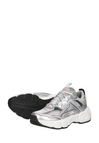 Srebrne i białe sportowe sneakersy z siateczkową cholewką, zaokrągloną podeszwą, czarną gumową podeszwa, różowymi akcentami oraz systemem sznurowania.