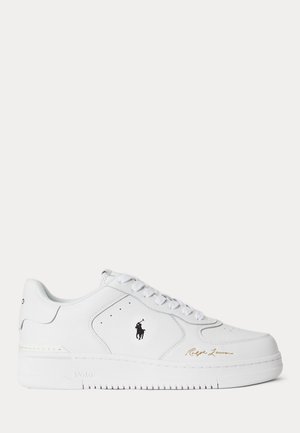 Baskets en cuir blanc avec lacets, logo cheval Polo Ralph Lauren noir sur le côté, et signature dorée Ralph Lauren près de la semelle.
