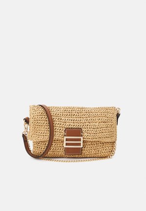 Pleciona torebka na ramię ze słomy z paskiem ze skóry w kolorze koniakowym, z zapięciem w kolorze metalicznego srebra i teksturowaną powierzchnią.