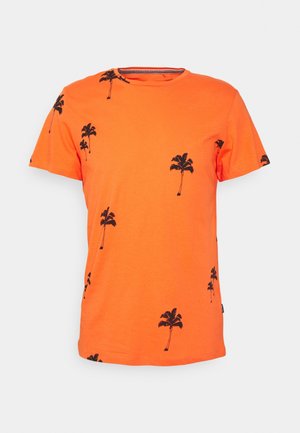 Helles orangefarbenes T-Shirt mit kurzen Ärmeln und verstreuten kleinen schwarzen Palmenmotiven auf der Vorderseite, den Ärmeln und nahe dem Saum.
