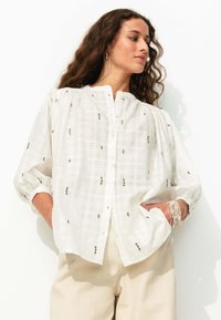 Promod BRODÉE MANCHES BALLON - Chemisier - ecru/écru - ZALANDO.FR