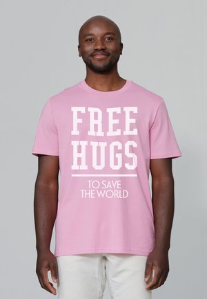watapparel FREE HUGS TO SAVE THE WORLD - T-shirt imprimé - bubble pink