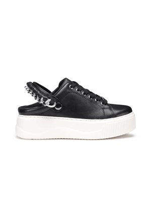 Sneaker platform in pelle nera con suola bianca e dettaglio catena argentata sulla cinghia del tallone, chiusura con lacci e design slip-on.