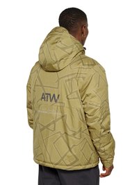 Mann trägt grüne gemusterte Kapuzenjacke mit „ATW“ und kleinem Text auf dem Rücken, steht mit dem Rücken zur Kamera.