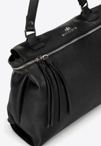 Borsa a tracolla in pelle nera con dettagli in metallo argentato, chiusura con zip e design plissettato. Presenta lunghe frange in pelle per un tocco di stile in più.