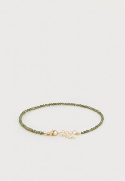 Λεπτό βραχιόλι με μικρές πράσινες χάντρες, χρυσό κλιπ αστακού και ρυθμιζόμενη αλυσίδα.