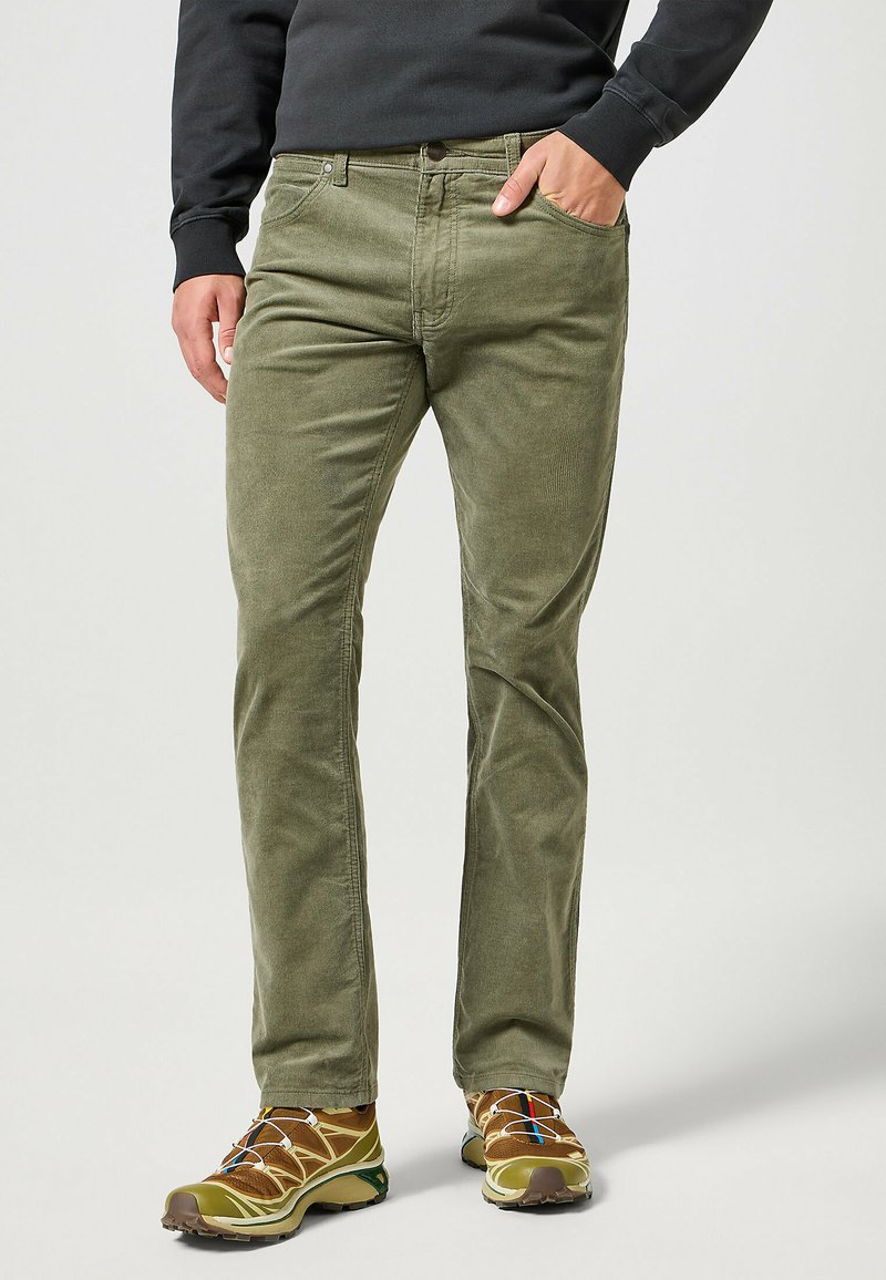 Wrangler GREENSBORO - Broek - dusty olive
