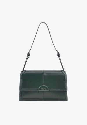 Bolso de mano de cuero verde con un diseño estructurado, cierre de solapa y acento de logo metálico. Presenta una correa de hombro ajustable y desprendible.