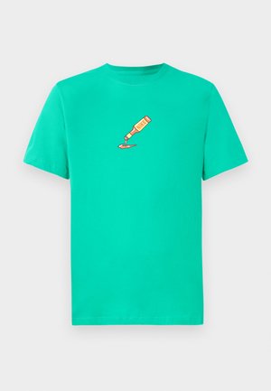 Tricou din bumbac turquoise, cu un grafic care prezintă o sticlă cu lichid roșu și textul "Nike", mâneci scurte și decolteu rotund.