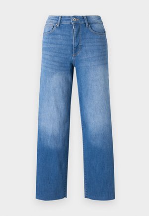 Jeans din denim de un albastru deschis, cu croială largă, având un styling cu cinci buzunare, fermoar la brâu și ușoară decolorare pe coapse. Marginile finisate curate.