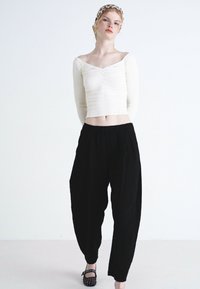 GAP WIDE LEG EASY PANT GAUZE - Kelnės - basic black