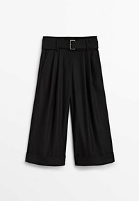 Zwarte wijde, kortere pantalon met opgerolde zomen en een bijpassende riem met een zilveren gesp.