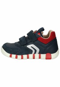 Navy modré sportovní boty s červenými akcenty, dvěma suchými zipy, texturovaným materiálem, bílou podrážkou a stříbrným logem na boku.