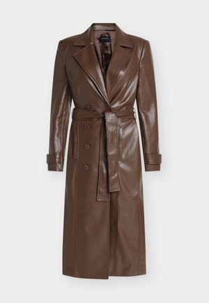 Brauner Ledermantel mit Taillengürtel, doppelreihigen Knöpfen, breiten Revers und langen Ärmeln. Glatte Textur und maßgeschneiderter Schnitt.