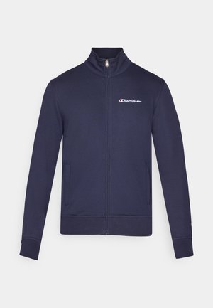 Chaqueta de aviador azul marino con cremallera y cuello alto, bolsillos laterales, puños de canalé y logo bordado "Champion" en blanco y rojo en el pecho.