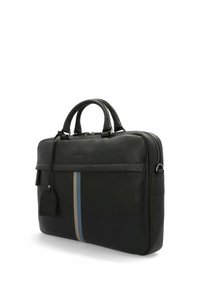 Borsa per laptop in pelle nera con doppi manici, tasca frontale con zip e tre strisce orizzontali in blu, grigio e beige. Include un attacco per etichetta.