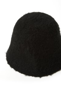 Cappello a secchiello nero in feltro con una superficie morbida e strutturata, corona arrotondata e una tesa ampia e curvata. Design senza cuciture e senza hardware visibile.