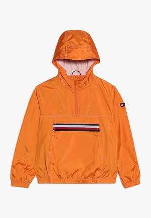 Anorak naranja con capucha, media cremallera frontal, puños y dobladillo elásticos, y una franja horizontal en rojo, blanco y azul marino a través del bolsillo delantero.