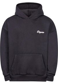 Czarna bluza z kapturem z przednią kieszenią kangurką, ściągaczami przy mankietach i dolnej krawędzi. Zawiera małe haftowane białe logo "Dropsize" po lewej stronie klatki piersiowej.