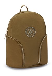Brun nylontaske med rund form, lynlåslommer, et håndtag på toppen og et cirkulært logo-patch på fronten. Struktureret overflade.