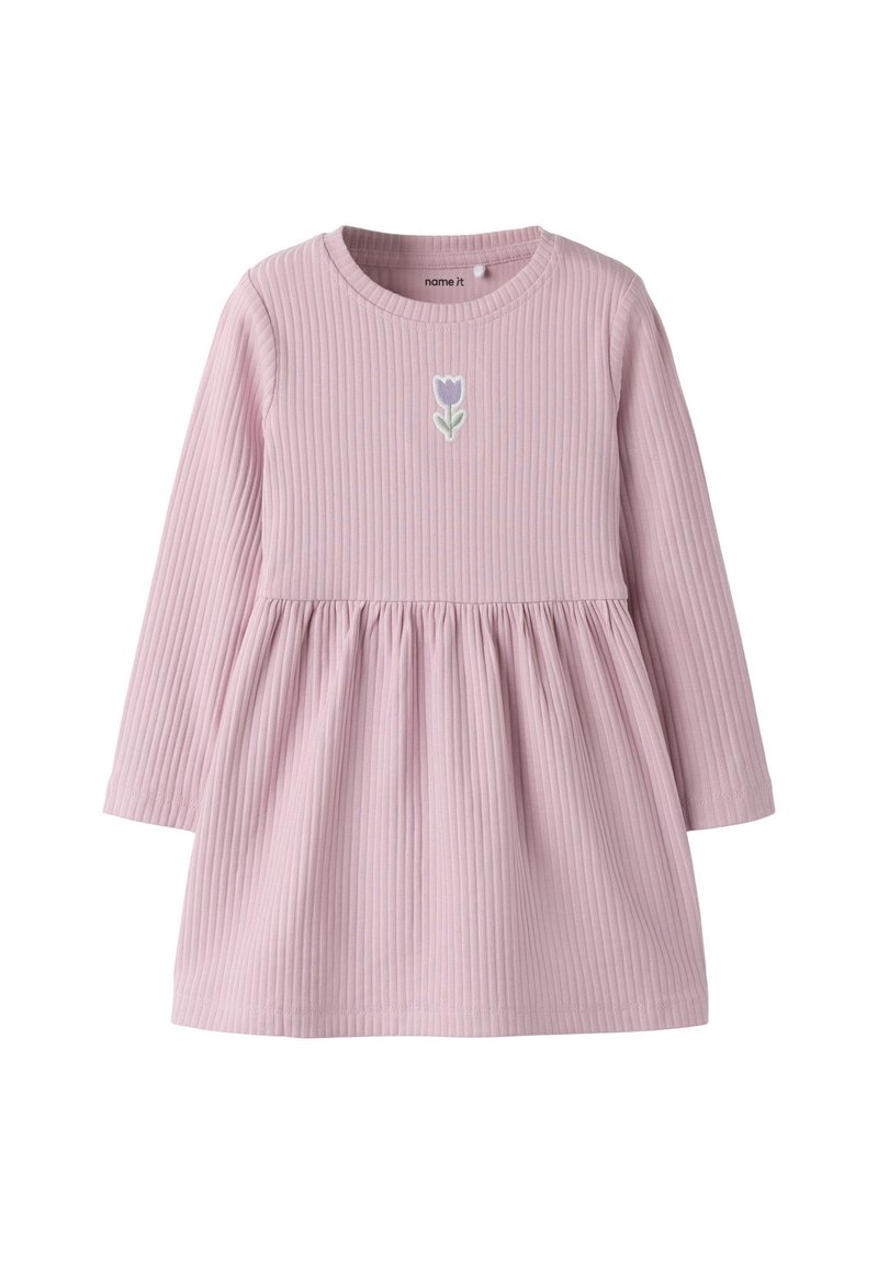 Φόρεμα με μακριά μανίκια από ριμπ ύφασμα σε ανοιχτό ροζ χρώμα με πιέτα στη μέση. Διαθέτει μικρό κεντητό μωβ τουλίπα στο στήθος.
