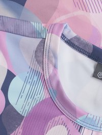 Flerfärgad sporttopp med cirkulära mönster i rosa, lila och blå nyanser, med en mjuk textur och platt söm vid halsringningen.