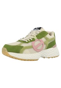 Netz- und Wildledersneaker in Grün, Creme und Pink. Dicke, strukturierte Sohle mit mustergestütztem Grip. Merkmale des Logos auf Zunge und Schnürsenkeln.