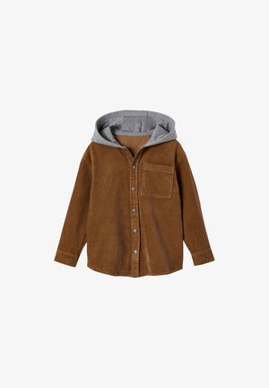 Chemise marron en velours côtelé à boutons, manches longues, poche poitrine et capuche en tissu gris attachée.