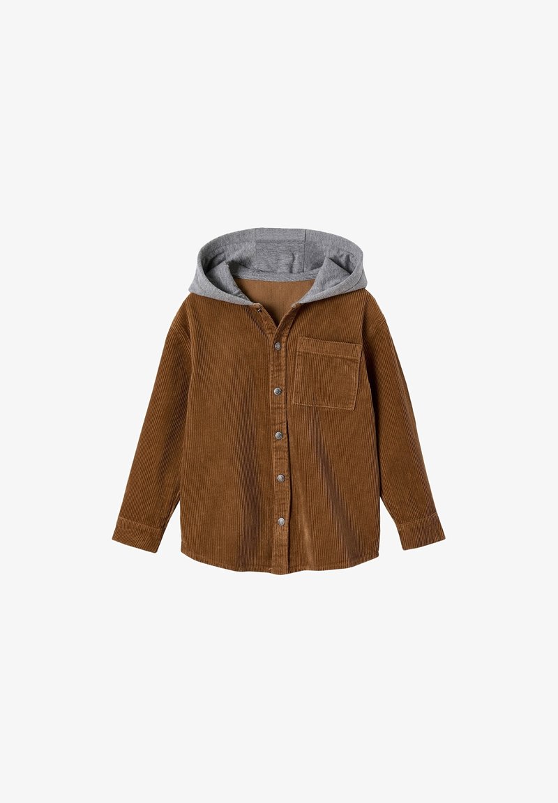 Chemise marron en velours côtelé à boutons, manches longues, poche poitrine et capuche en tissu gris attachée.