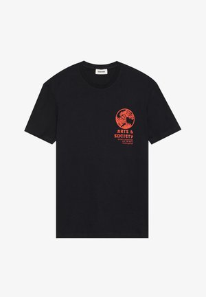 Tricou din bumbac negru cu mâneci scurte, având un imprimeu grafic roșu al unei valuri și textul "ARTS & SOCIETY" pe partea stângă a pieptului.