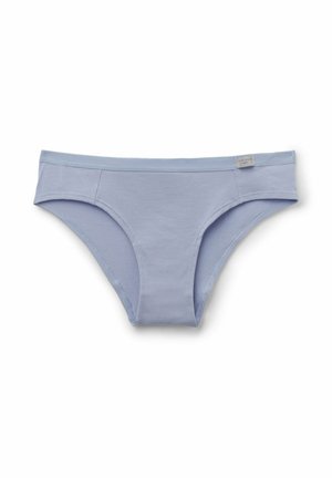 Lichtblauwe katoenen bikini-onderbroek voor dames met een klein stoffen merkje op de tailleband, plat gelegd op een witte achtergrond.