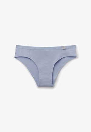 Culotte bikini en coton bleu clair pour femme avec une petite étiquette de marque en tissu sur la ceinture, posée à plat sur un fond blanc.