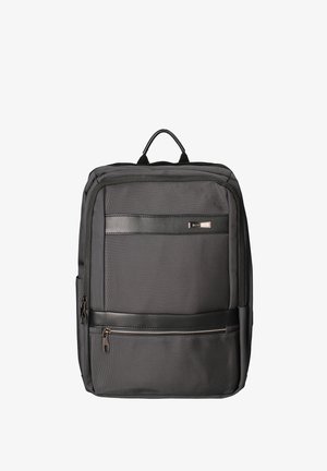 Zaino rettangolare nero con tasca frontale con cerniera, maniglia superiore e dettagli in tessuto strutturato.