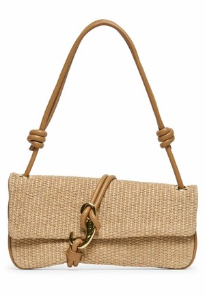 Beżowa pleciona torebka na ramię z jasnobrązowym paskiem skórzanym i detalami węzłów, zabezpieczona złocistym zapięciem na klapce przedniej.