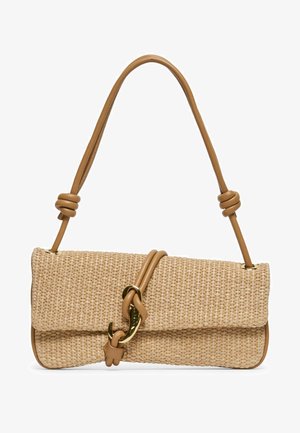 Beżowa pleciona torebka na ramię z jasnobrązowym paskiem skórzanym i detalami węzłów, zabezpieczona złocistym zapięciem na klapce przedniej.