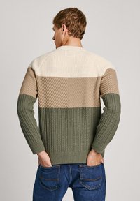 Suéter de punto con cuello redondo; presenta un diseño de bloques de color en crema, beige y verde oliva; patrones texturizados en toda su superficie.