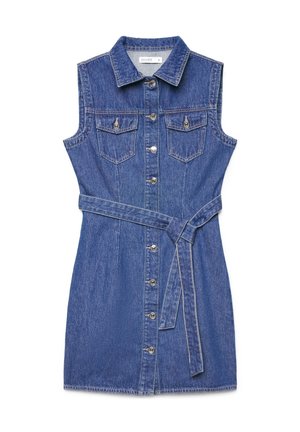 Robe en denim bleu sans manches avec boutons sur le devant, deux poches poitrine à rabats, col et ceinture nouée à la taille.