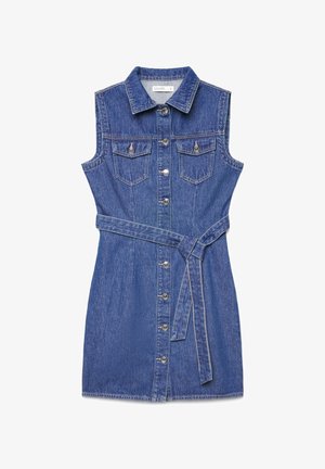 Robe en denim bleu sans manches avec boutons sur le devant, deux poches poitrine à rabats, col et ceinture nouée à la taille.